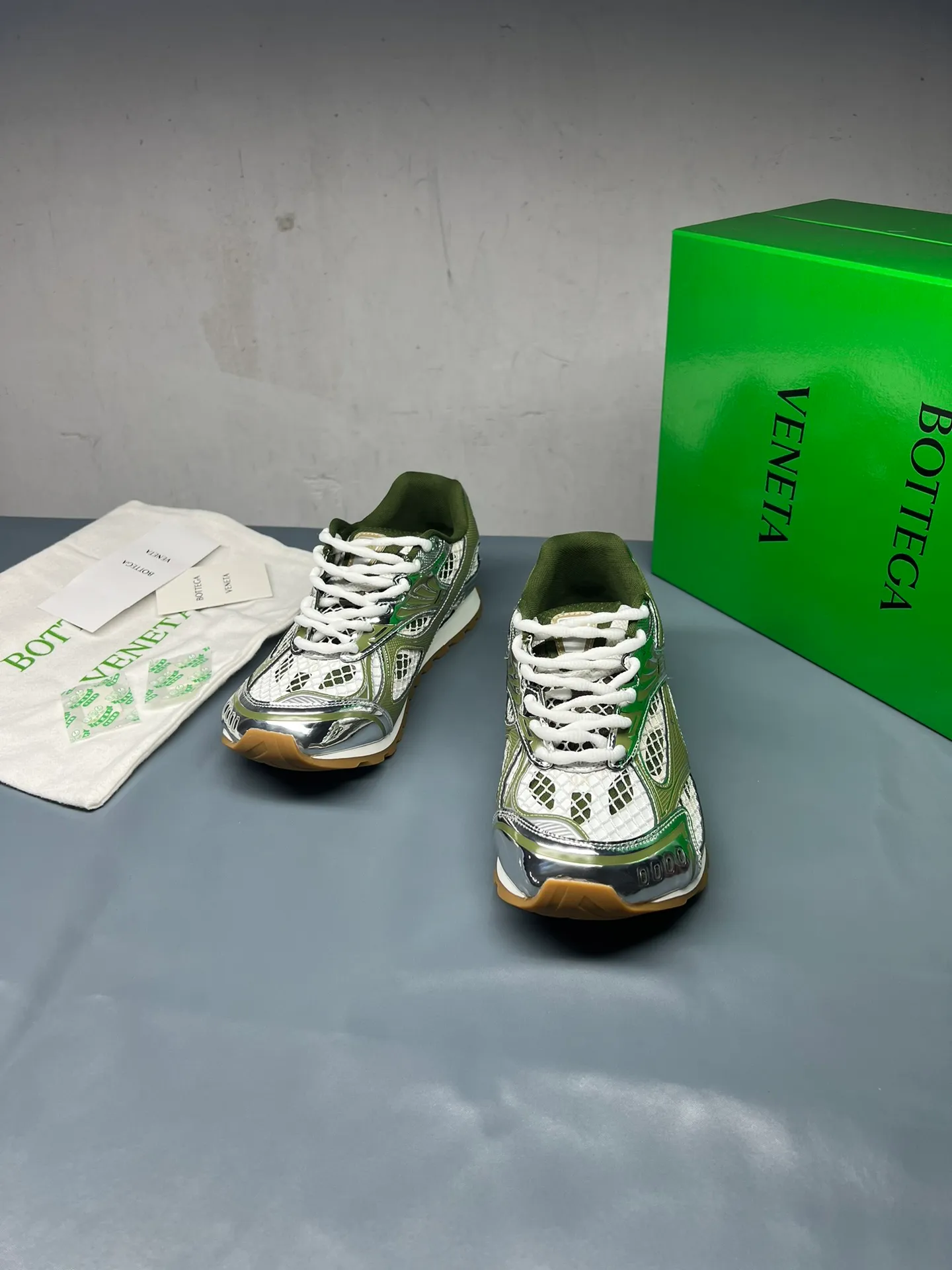 👟👟Ex-factory price 600👟👟 Men's size +10 Real photos 🔥🔥BV Orbit sneakers Wang Yibo's same style couple's dad shoes Runner sneakers, made of lightweight technical mesh fabric. Matched with geometric pattern designed rubber outsole, Wang Zha series high version. Look for the package technology. It is actually a lot taller, but the legs are still slim. Very nice, playable and durable. Matched to the standard💯 Package shoe technology. Look for the high version. The outsole is made of color-blocked TPU outsole. Women's model 35 36 37 38 39 40 41 42 (40 41 42 43 44 45 customized) (Customer logo can be accepted without refund or exchange at a favorable price) Equipped with original packaging